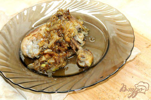 фото рецепта: Жареные куриные голени с луком и французской горчицей