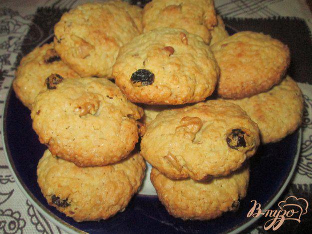 фото рецепта: Овсяное печенье с орехами и изюмом