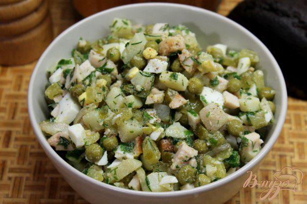 фото рецепта: Салат с ветчиной, горошком и маринованным луком
