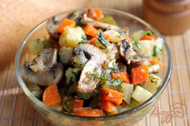 фото рецепта: Салат с шампиньонами, огурцом и картофелем