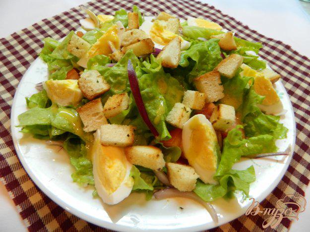 фото рецепта: Зеленый салат с яйцами и сухариками
