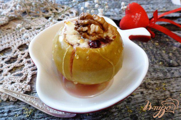 фото рецепта: Запеченные яблоки с творогом и брусникой