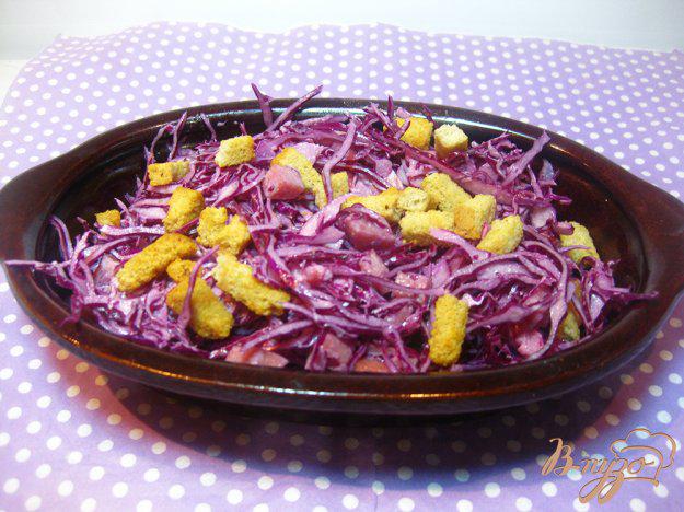 фото рецепта: Салат с краснокачанной капустой и сухариками