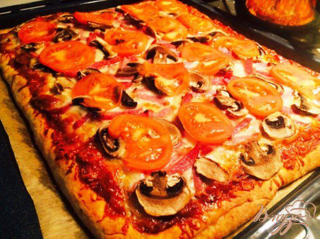 фото рецепта: Пицца с салями, ветчиной и шампиньонами