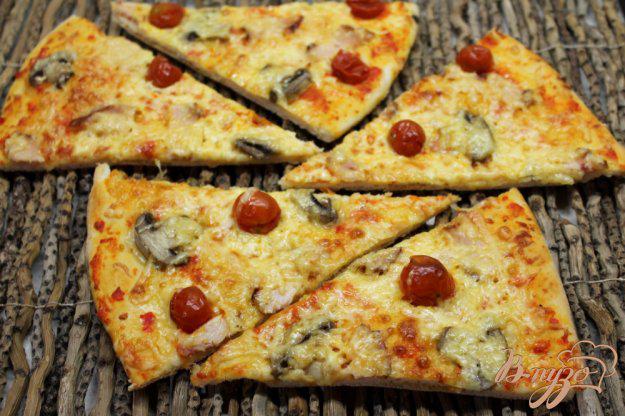 фото рецепта: Пицца с шампиньонами и ветчиной
