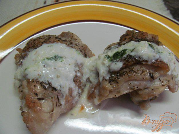 фото рецепта: Куриные бедра под творожным соусом