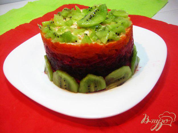 фото рецепта: Слоеный салат с киви и маринованым арбузом
