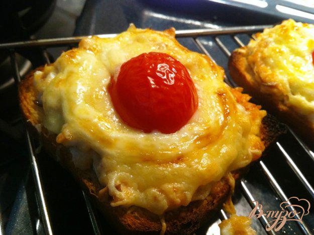 фото рецепта: Горячие тосты с горбушей и  помидорами черри