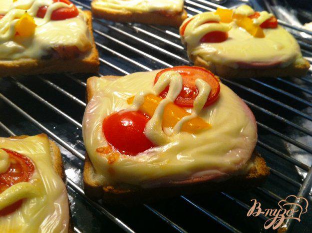 фото рецепта: Горячие бутерброды с ветчиной, колбасой  и сыром моцарелла