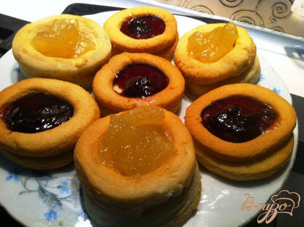 фото рецепта: Песочное печенье с вишневым джемом или вареньем из дыни