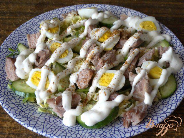 фото рецепта: Салат с индейкой и перепелиными яйцами