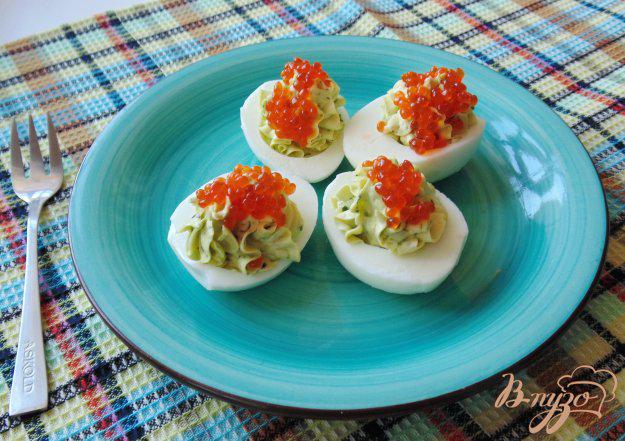 фото рецепта: Фаршированные яйца с красной икрой