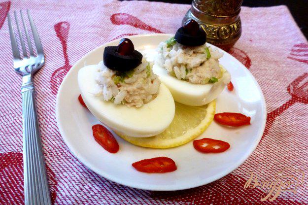 фото рецепта: Яйца, фаршированные рисом и  лососевым паштетом