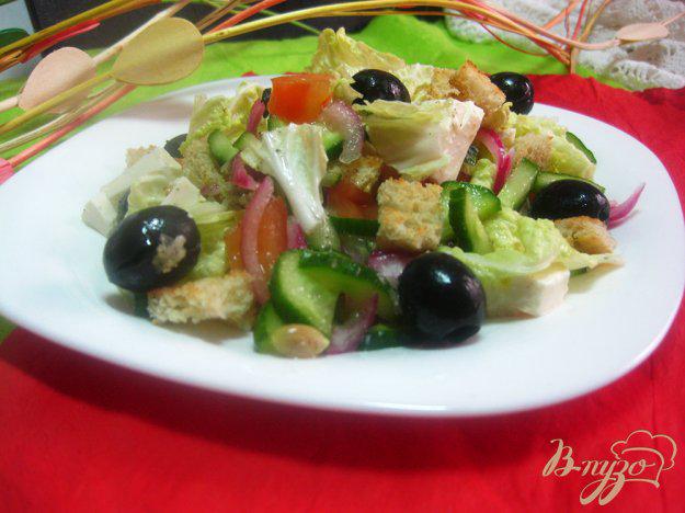 фото рецепта: Овощной салат с маслинами и плавленым сыром