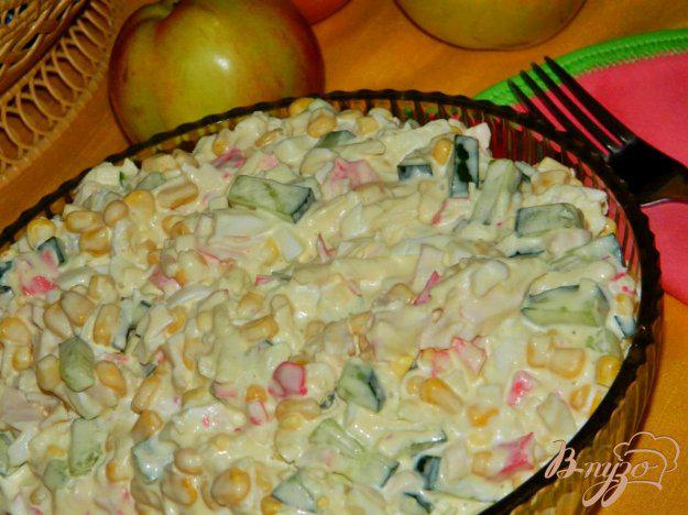 фото рецепта: Салат с яблоком, огурцом и крабовым мясом