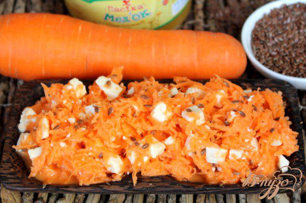 фото рецепта: Морковный салат с адыгейским сыром и медом