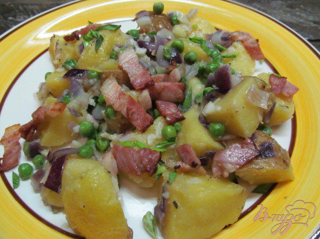 фото рецепта: Теплый картофельный салат с горошком и красным луком