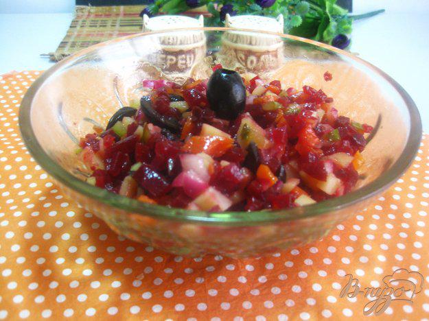фото рецепта: Салат с маслинами и свеклой