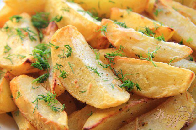 фото рецепта: Картофель дольками, запеченный в духовке