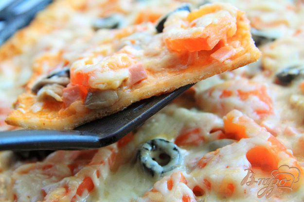 фото рецепта: Пицца с маринованными шампиньонами и колбасой