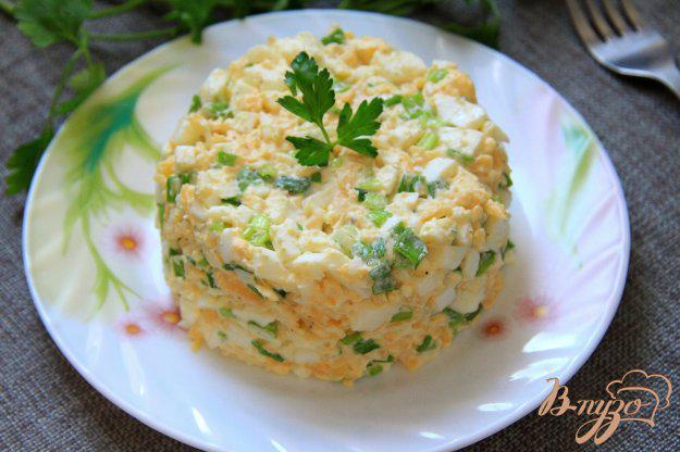 фото рецепта: Салат с зеленым луком, яйцами и сыром