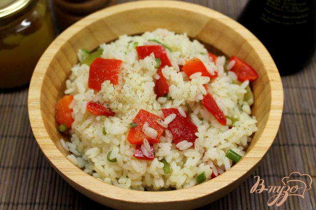 фото рецепта: Гарнирный рис с перцем и чесночными стрелами