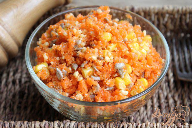 фото рецепта: Морковный салат с кукурузой, семечкам и сыром