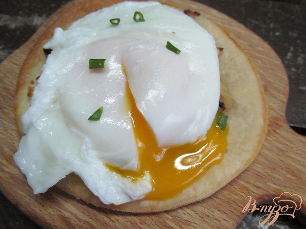 фото рецепта: Луковая тарталетка с яйцом пашот