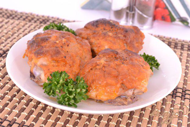 фото рецепта: Куриные бедра под соево-сырным соусом в духовке