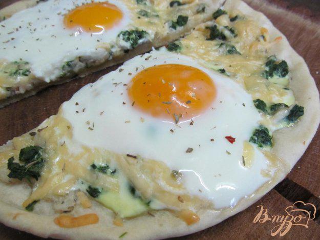 фото рецепта: Пицца с яйцами на завтрак