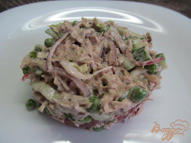 фото рецепта: Салат из вареной свинины и маринованным луком