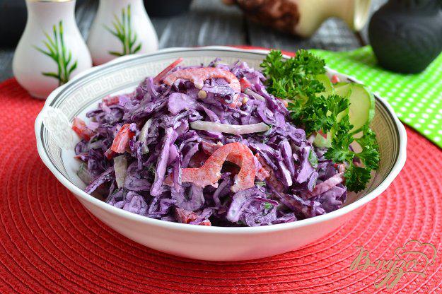 фото рецепта: Салат из краснокочанной капусты с колбасой и свежим огурцом