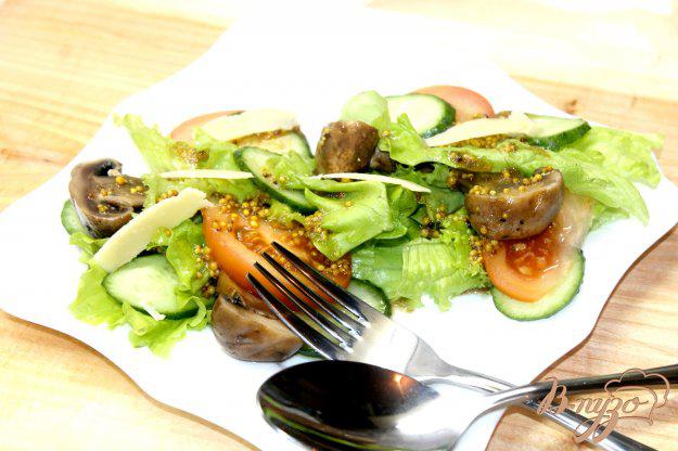 фото рецепта: Листовой салат с грибами