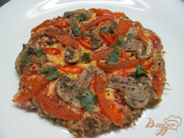фото рецепта: Мясная пицца с помидором и шампиньоном