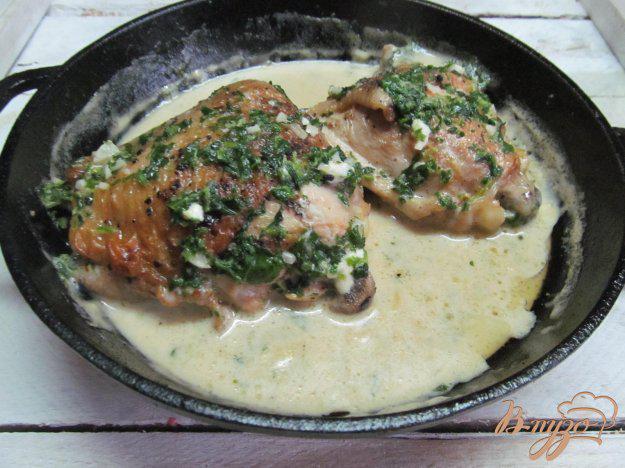 фото рецепта: Куриные бедра под сливочно-шпинатным соусом