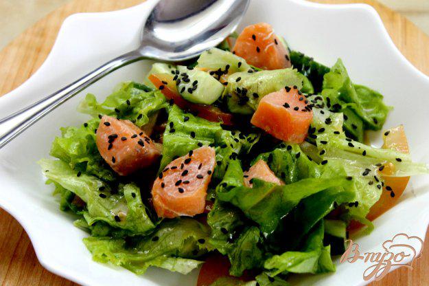 фото рецепта: Салат с красной рыбой и кунжутом