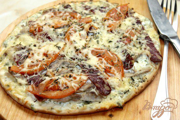фото рецепта: Пицца с утиной грудкой и помидорами