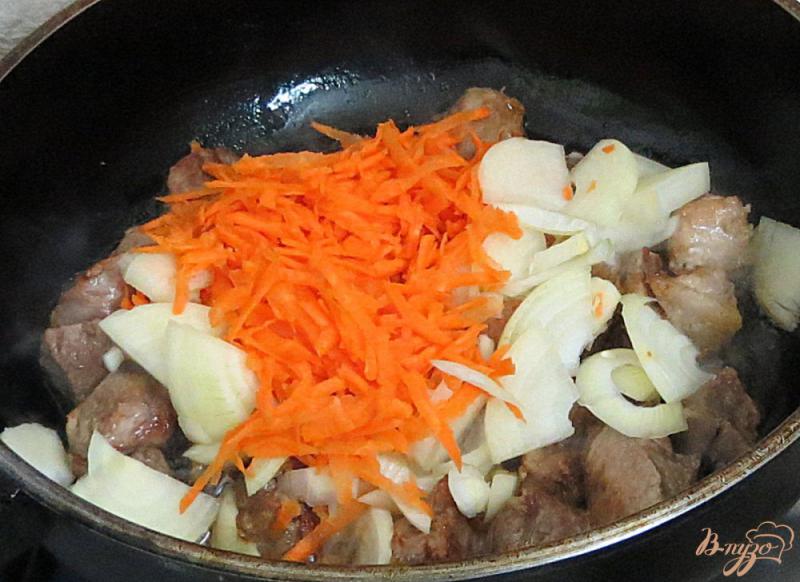 Потушить свинину с луком и морковью