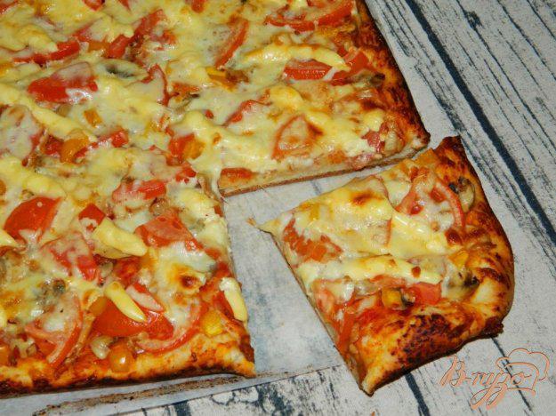 фото рецепта: Пицца с грибами, болгарским перцем и сыром