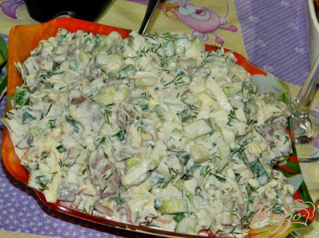 фото рецепта: Салат с куриной печенью и маринованными огурцами
