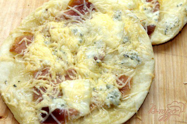 фото рецепта: Сырная мини пицца с хамоном