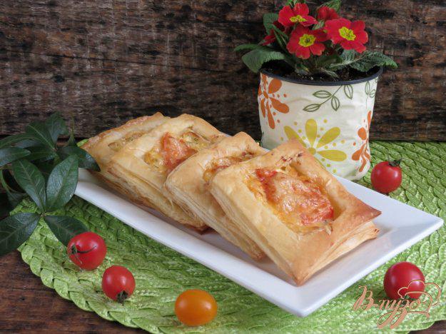 фото рецепта: Слоёные пирожки с томатами