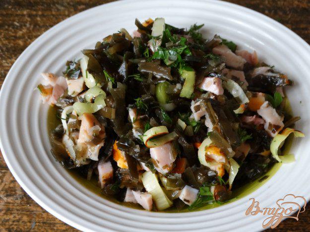 фото рецепта: Салат с копченой курицей и морской капустой