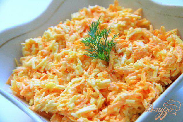 фото рецепта: Морковный салат с сыром и чесноком
