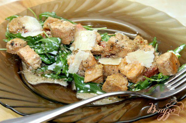 фото рецепта: Салат с рукколой и сливочным лососем