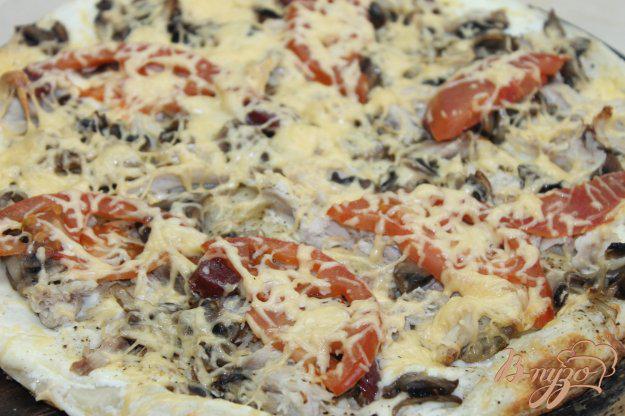 фото рецепта: Пицца с грибами, куриным мясом и помидорами