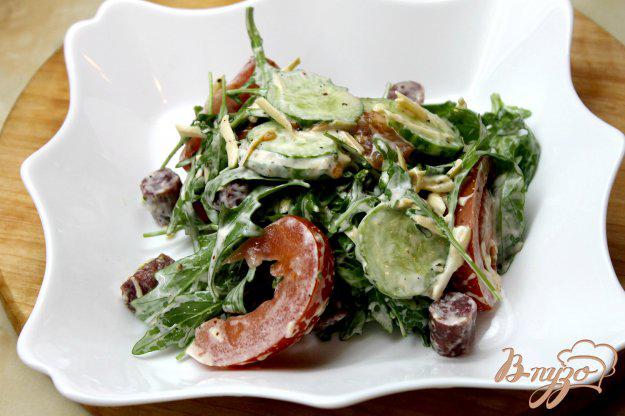 фото рецепта: Салат с рукколы, колбасок и помидоров