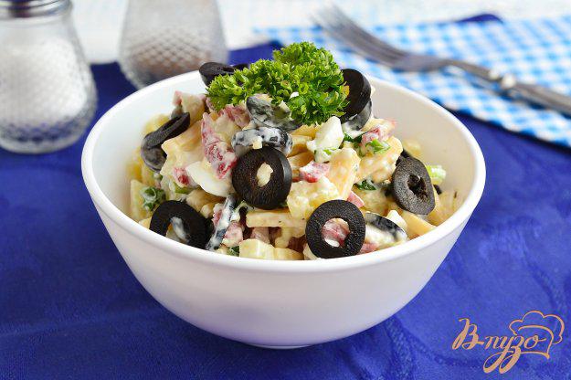 фото рецепта: Салат с сырокопченой колбасой, сыром и оливками