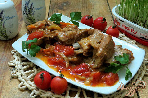 фото рецепта: Телячьи рёбрышки с луком и помидорами