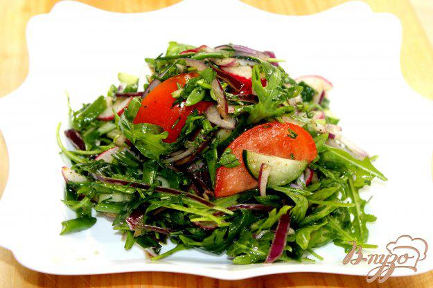 фото рецепта: Витаминный салат с весенней рукколой